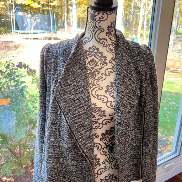 Pre-loved Banana Republic crop tweed jacket. Black and gray shimmery material. - Picture 12 of 14